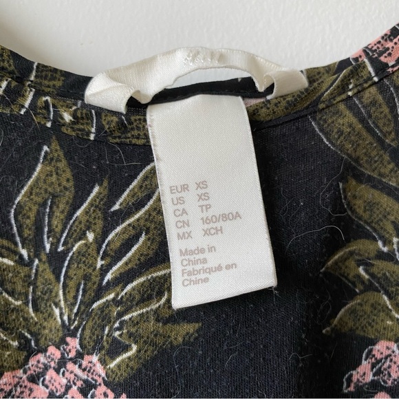 H&M Cut Out Sleeves Scoop Neck Pineapple Tank - Picture 5 of 7